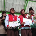 Ardhya Nitya Hardiyanti dan Zuhairi Sabrina Zakiyah, siswi MTsN Tambakberas yang meraih juara dalam ajang International Mathematics Contests Singapore (IMCS). foto: ROMZA/ BANGSAONLINE