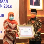 Plt Bupati Ponorogo, Dr Drs H Soedjarno MM saat menerima penghargaan dari Gubernur Jawa Timur, Khofifah Indar Parawansa. Foto: ist
