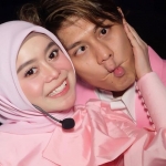 Lesti Kejora bersama suaminya, Rizky Billar. Foto: Ist.