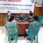 Kedua pasangan suami istri sedang dintererogasi di Markas Satpol PP Kediri.   