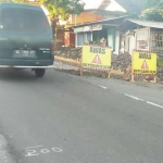 Perbaikan jalan raya Penataran di Kecamatan Nglegok. foto: AKINA/ BANGSAONLINE