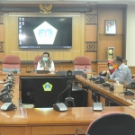 Bupati Sambari memimpin rapat koordinasi persiapan lomba inovasi dalam rangka new normal yang diadakan Kemendagri. foto: SYUHUD/ BANGSAONLINE