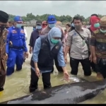 Gubernur Jawa Timur Khofifah Indar Parawansa saat melepas tiga ikan paus di pesisir Modung Bangkalan Madura, Jumat (19/2/2021). Rombongan ikan paus yang diperkirakan berjumlah 50 ekor itu terdampar di pantai Modung Bangkalan Madura. foto: ist/ bangsaonline.com