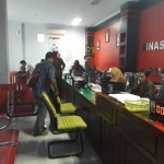 Tim Saber Pungli sedang memeriksa ruang antrian kantor Dispendukcapil Kabupaten Blitar