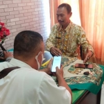 Kasubag TU Kemenag Situbondo, Imam Turmidi, S.Ag, M.Hi, saat diwawancari Syaiful Bahri, wartawan HARIAN BANGSA di Situbondo, Rabu (31/8/2022). Foto: bangsaonline.com