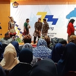 KESENIAN: Pegawai DJP Jatim II saat mengikuti lomba ludrukan dalam rangka Hari Oeang ke-73, Rabu (30/10). foto: ist