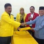 Calon Wakil Bupati Kediri Masykuri disaksikan Sekretaris DPC PDI Perjuangan saat menerima rekomendasi dukungan dari Partai Golkar. (arif kurniawan/BANGSAONLINE)