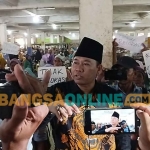 Anggota DPRD Sampang, Aulia Rahman, saat mendatangi pedagang di Pasar Srimangunan. Foto: MUTAMMIM/ BANGSAONLINE.com