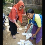 Limbah medis yang sempat dipungut oleh pemulung sekitar lokasi bak kontainer Gerdong, Pucangsewu.