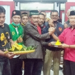 Relawan Semut Ireng saat menggelar doa bersama di Kantor DPC PDIP Ponorogo. (foto: ist).