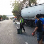 Kondisi truk tangki bermuatan semen sebelum dievakuasi.