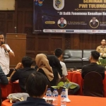 Narasumber dalam seminar yang digelar oleh PWI Tulungagung di ruang pertemuan Hotel Narita, Rabu (26/10/2022).