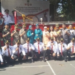 Wawali Malang Ir H Sofyan Edi J foto bersama jajaran TNI dan anggota DPRD Kota Malang, didampingi Sekkota Wasto dan Kasatpol PP Priyadi bersama anggota PPUD Satpol PP Kota Malang. Foto: IWAN IRAWAN/BANGSAONLINE