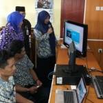 Walikota Probolinggo didampingi sekdakot melihat langsung pelayanan Sipaten yang baru saja dilaunching. foto: Andi/BangsaOnline.com