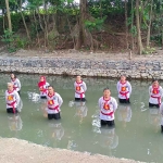 Para peserta UKTDa saat menjalani ujian di Sendang Desa Pojok, Kecamatan Wates, Kabupaten Kediri. Foto: dok. MP Jatim