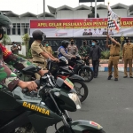 Pemerintah Kabupaten (Pemkab) Jember menggelar apel pelepasan bantuan sosial (bansos) 30 ton beras bagi masyarakat terdampak Covid-19, di depan Kantor Pemkab Jember, Senin (28/6/2021).