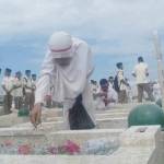 Siswa saat tabur bunga di Taman Makam Pahlawan Sumenep. (foto: RAHMATULLAH/ BANGSAONLINE)