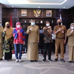 Wali Kota Batu Dra. Hj. Dewanti Rumpoko menerima kunjungan Ketua Umum Lembaga Perlindungan Anak Indonesia (LPAI) Seto Mulyadi atau lebih akrab dipanggil Kak Seto bersama Sekjen LPAI, dan LPAI Jawa Timur, Senin (14/6/2021). (foto: ist)