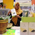 Aminah dan Produk Selendang Semanggi miliknya. Berkat karyanya, wanita lulusan SMP ini menjadi entrepreneur inovatif. foto: Disna/BANGSAONLINE