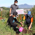 Wakil Wali Kota Batu Punjul Santoso saat penanaman pohon dalam rangka peringatan Hari Peduli Sampah Nasional (HPSN) tahun 2021, Minggu (4/4).