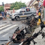 Sejumlah motor tampak menjadi arang usai dibakar oknum supporter jelang laga semifinal Piala Gubernur Persebaya Vs Arema di Stadion Soepriadi Kota Blitar.