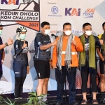 Wali Kota Kediri Abdullah Abu Bakar (empat dari kiri) didampingi Ketua TP PKK Kota Kediri Ferry Silviana Abdullah Abu Bakar (tiga dari kiri) dan para peserta KAI Kediri Dholo KOM Challenge 2021. foto: ist.