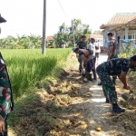 Babinsa Koramil Proppo saat gotong royong membangun jalan di Desa Samiran.