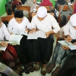 Para pelajar MTs NU Sidomukti mengenakan sarung saat sekolah. SYUHUD/BANGSAONLINE