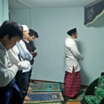 Para aktivis NU di Jepang salat berjemaah di Masjid Al-Ikhlas yang dibangun PCINU. foto: ist/ bangsaonline.com