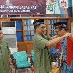 Direktur Pemasaran dan Supply Chain PT. SI Ahyanizaman melepas keberangkatan calon jamaah haji hari ini, Jumat (18/8) di Wisma A. Yani Gresik. foto: SYUHUD/ BANGSAONLINE