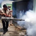 SIMBOLIS: BHS saat baksos fogging di Desa Penambangan, Kecamatan Balongbendo, Jumat (12/3/2021). foto: MUSTA