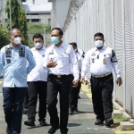 Plt. Kakanwil Kemenkumham Jatim, Wisnu Nugroho Dewanto (baju biru) saat meninjau linkungan Lapas Pemuda Kelas IIA Madiun didampingi oleh kalapas beserta staf.