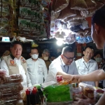 Kegiatan saat sidak di Pasar Wonokromo.