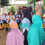 Pj Bupati Probolinggo, Ugas Irwanto, ketika diprotes wali murid saat sidak ke SDN Widoro. Foto: ANDI SIRAJUDIN/BANGSAONLINE
