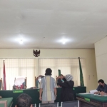 Supriyadi (tengah), saksi yang dihadirkan pihak penggugat ketika ditunjukan bukti oleh pihak tergugat.