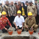 Gubernur Jatim, Khofifah Indar Parawansa bersama Menteri Pariwisata, Arief Yahya dan Bupati Malang, H. M. Sanusi saat kegiatan di Malang.