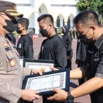 Kapolres Pasuruan AKBP Erick Frendriz saat memberikan penghargaan kepada 8 atlet pencak silat Kabupaten Pasuruan usai mengikuti Turnamen Pencak Silat Remaja Piala Kapolda Jatim pada November 2021 lalu.