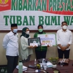 Salah satu atlet putri dari Tuban saat menerima bonus atas prestasi yang diraihnya di ajang PON XX Papua. 