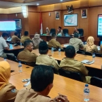 Pj Bupati Bangkalan, Arief Moelia Edie, saat memimpin rapat.