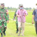 Dandim 0812/Lamongan Letkol Inf. Sidik Wiyono saat meninjau langsung kawasan pertanian. (foto: ist)