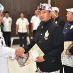 Bupati Fadeli memberikan ucapan selamat kepada pejabat yang baru dilantik. 