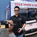 Operational Manager Wuling Arista Jatim, Yansen Tan, saat memberi keterangan kepada awak media. Foto: Ist