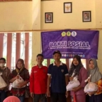 Foto bersama sejumlah mahasiswa STKIP Modern Ngawi bersama warga penerima bantuan sembako.