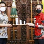 Bupati Kudus, H. M. Hartopo secara simbolis menerima bantuan probiotik Proem1. foto: istimewa