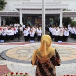 Gubernur Khofiffah saat memimpin apel dan halalbihalal bersama ASN Pemprov Jatim.