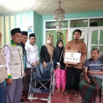 Wali Kota Probolinggo, Habib Hadi Zainal Abidin, saat memberi bantuan kepada warganya.