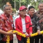 Bupati Nganjuk Novi Rahman Hidayat potong pita pada pembukaan stan Millenial Job Fair 2019. foto: BAMBANG/ BANGSAONLINE