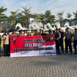 Petugas dari Polresta Sidoarjo saat berada di Perumahan Citra Garden.