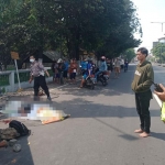 Petugas melakukan olah TKP di lokasi kejadian.