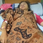 Kondisi Puput Desty yang hanya bisa berbaring lemas di tempat tidur.